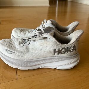 HOKA CLIFTON 9 - NIMBUS CLOUD / WHITE